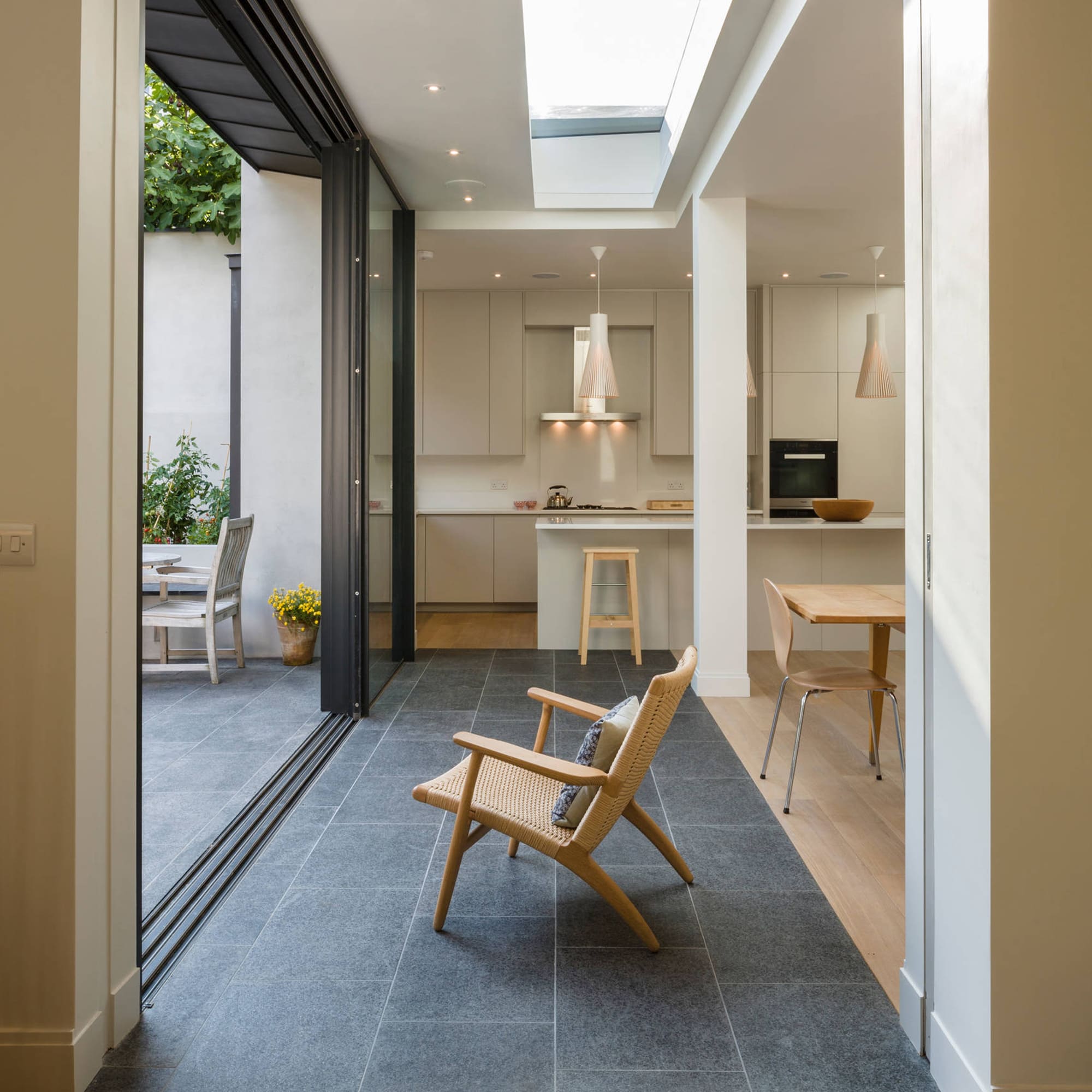 CH25 Lounge Chair